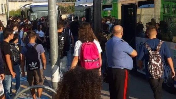 Bari, bus stracolmi e treni soppressi. Studenti in rivolta per i ritardi a scuola 