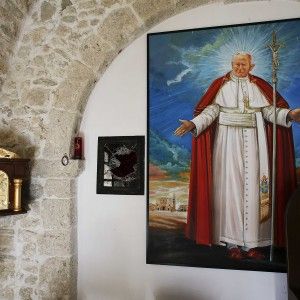 L'Aquila, ritrovata la stoffa con il sangue di papa Wojtyla. Era nel garage di uno dei fermati