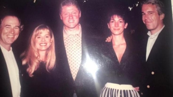 Clinton in vasca con una ragazza e con Maxwell: le nuove foto degli Epstein Files diffuse dal governo Usa