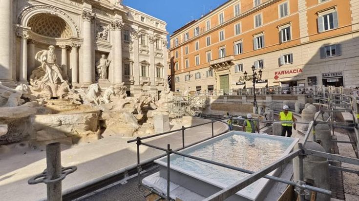 Fontana di Trevi senz’acqua, le monetine si tirano in una piscinetta. E la rete si scatena: “Ma che è ‘sta cafonata?”