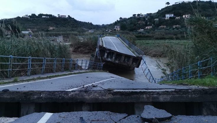 Trapani, il ponte crolla e un automobilista frena all'ultimo metro: “Ho creduto di morire”