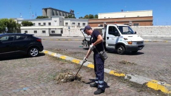 Bari, grandi pulizie nel piazzale davanti al porto dove atterrerà l'elicottero di papa Francesco