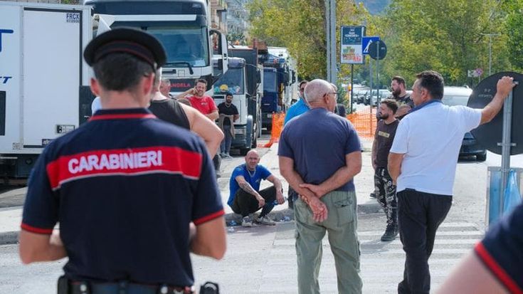 Sicilia liberata a metà: i tir “oltranzisti” bloccano Messina e Catania. Disagi al porto di Palermo