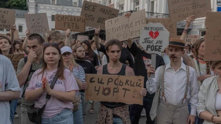 Kiev in piazza per l’ex ministro Fedorov: “Alla Difesa vogliamo lui”
