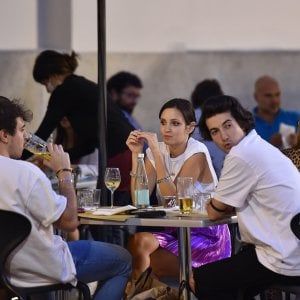 Calderara stoppa la movida: "Non si beve fuori dai locali"