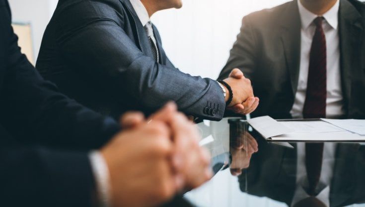 Bain: "Transizione energetica, le attività di M&A volano nel 2022"