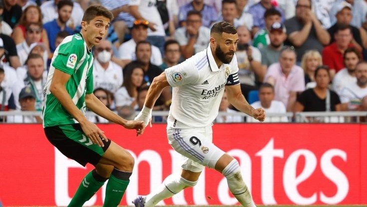 Liga: il Real Madrid piega il Betis e resta da solo in vetta. Il Barcellona travolge il Siviglia e sale al secondo posto