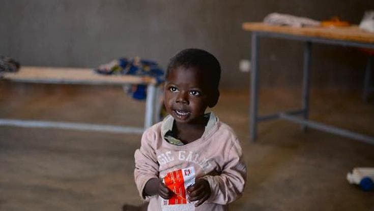 Tagli agli aiuti umanitari, l’allarme di Save the Children: “Nel mondo ne ha bisogno un bimbo su 11”