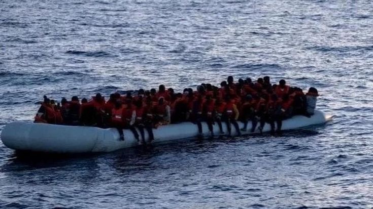 Libici sparano a gommone e riportano indietro donne e bambini. “Verso Reggio Calabria 83 disperati”