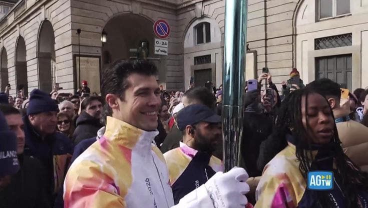 Milano, Roberto Bolle tedoforo-star tra due ali di folla