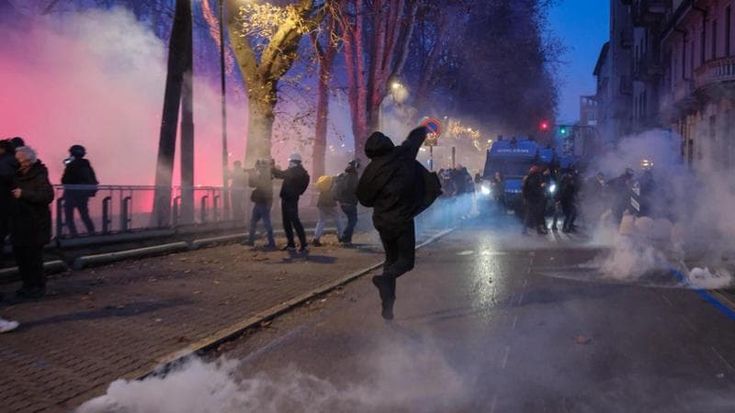 Guerriglia urbana al corteo per Askatasuna. Meloni: “Colpito lo Stato”. La solidarietà di Mattarella