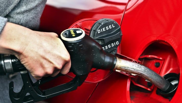 Caro benzina, la rabbia dei camionisti: “Costretti ad aumentare subito le nostre tariffe del 10%”