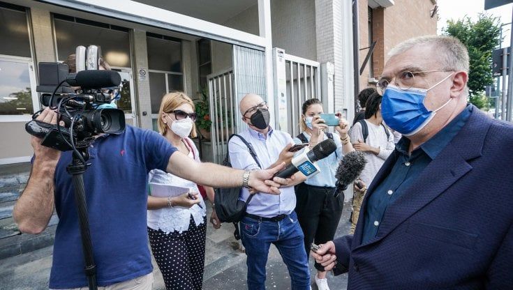 No Green Pass, il prof respinto a Torino "occupa" la scuola: il preside chiama i carabinieri