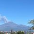 Etna, chiuso un settore aereo per la cenere vulcanica: arrivi limitati a 10 ogni ora