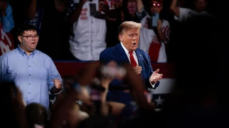 Trump torna a parlare dopo gli spari e ringrazia la testimone che ha fotografato la targa dell’attentatore: “Voglio incontrarla”
