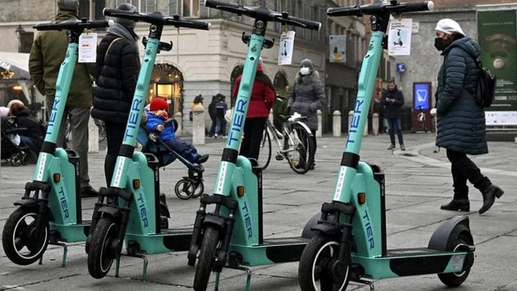 Obbligo di targa per monopattini elettrici: quanto costa, come richiederla e cosa si rischia senza