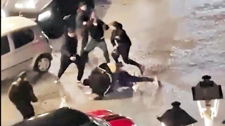 Napoli, far West a colpi di casco e sedie tra giovani a piazza Vanvitelli