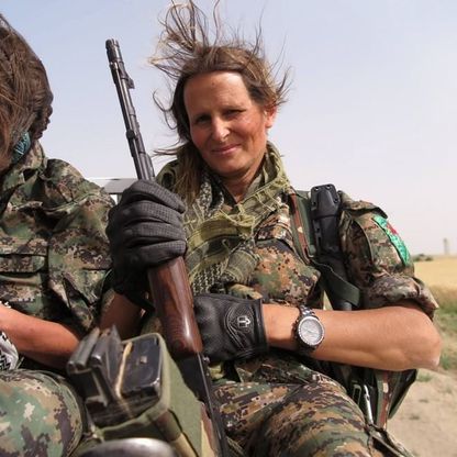 Canada, ex modella tra i curdi per combattere lo Stato Islamico in Siria 