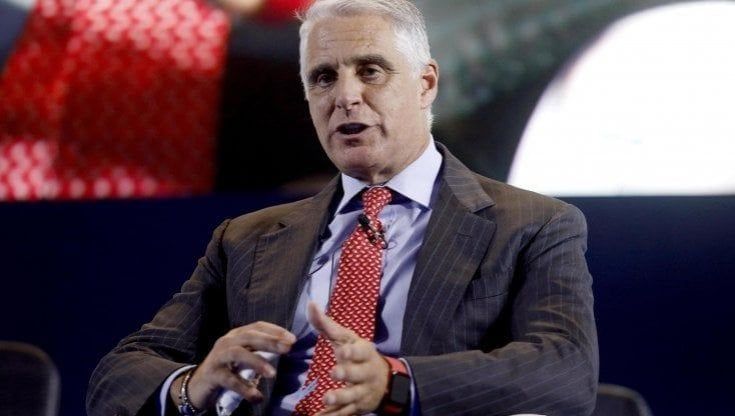 Unicredit, piovono stipendi d’oro: 9,75 milioni all’ad Orcel e per i manager un aumento del 22% 