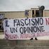 Lucano, bandiere e cori antifascisti alla Sapienza: 