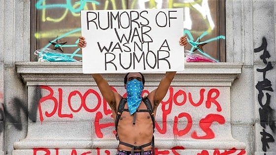 Morte Floyd, via le statue degli eroi confederati e razzisti: rimossi il monumento al generale Lee e al sindaco di Philadelphia Rizzo