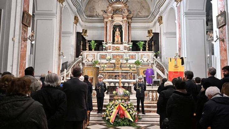 Folla ai funerali di Sabatino Santangelo: “Ha subito tante sofferenze”