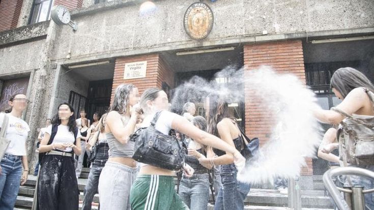 Ultima campanella nelle scuole milanesi: gavettoni, lancio di farina e schiuma per festeggiare