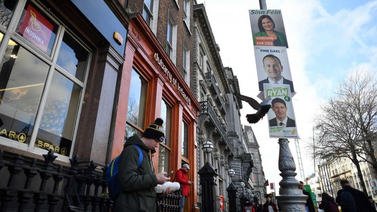 Tra la gente di Dublino che teme il successo dei nazionalisti dello Sinn Féin: “Se vanno al potere, scappiamo dall’Irlanda”