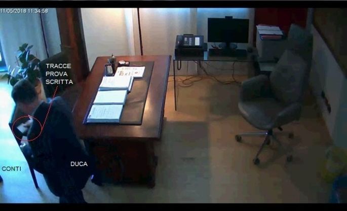 Perugia, arresti sanità, le immagini: "Così si scambiavano le soluzioni delle prove d'esame"
