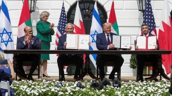 Washington, firmato alla Casa Bianca l'accordo tra Israele, Emirati e Bahrein. Trump: "Giorno storico, alba di un nuovo Medio Oriente"