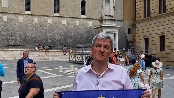 Eric Jozsef, 200 bandiere Ue ai senesi: “L’Europa piace più di quanto pensiamo”