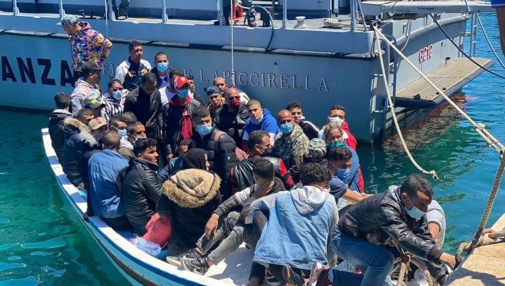 Migranti, a Lampedusa in seicento sul molo. L’allarme dei volontari: “Situazione drammatica” 