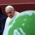 Il Papa condanna i politici anti-migranti: 