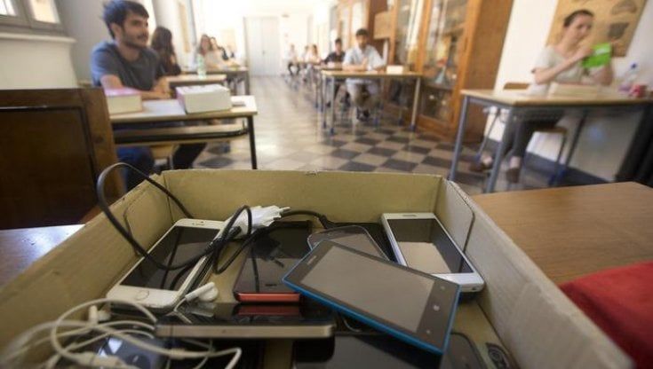 Scuola, vietati cellulari: il testo della circolare del ministro Valditara 