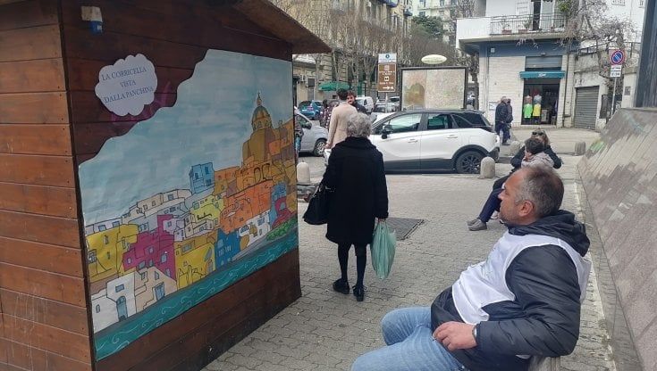 Vomero, panchina con vista su Infopoint: spunta l'opera di un artista
