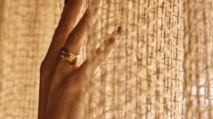 Il lusso discreto del tessile: il primo progetto di Issé con Sophie Dries