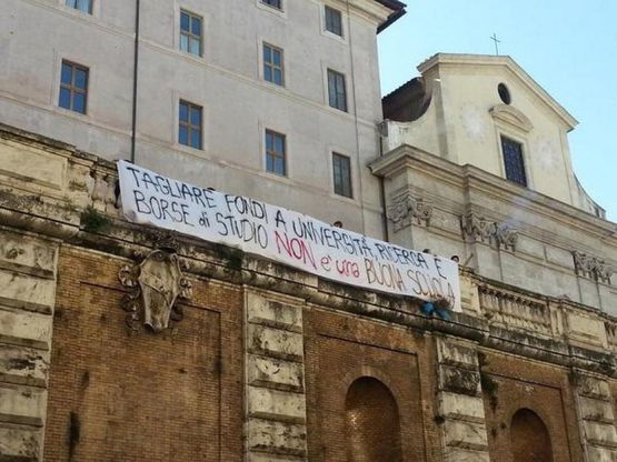 Via Cavour, lo striscione degli studenti: "Renzi, tagliare i fondi non &egrave; una buona scuola"
