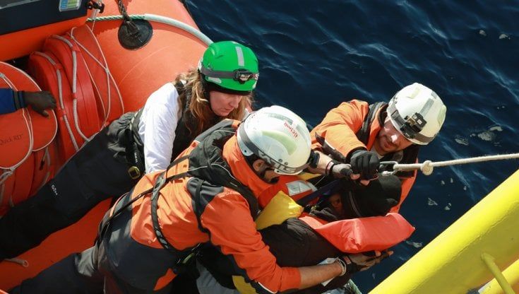 Decreto immigrazione, bocciato il ricorso della Lega. E Piantedosi propone alla Ue "rimpatri forzati accompagnati"