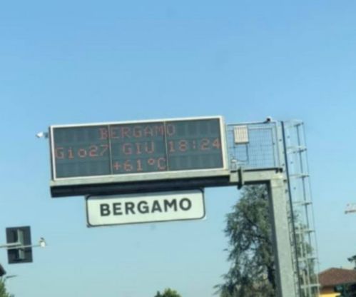 Bergamo, il tabellone elettronico va in tilt per il caldo: segna 61 gradi