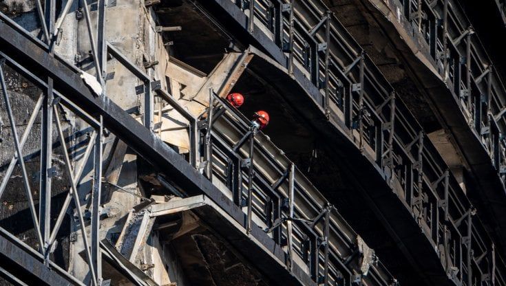 Incendio a Milano, primo bilancio del disastro: 14 appartamenti su 58 distrutti e altri 20 danneggiati