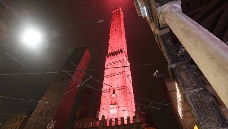 Luci e colori sulla torre Asinelli: i commercianti accendono il Natale di Bologna
