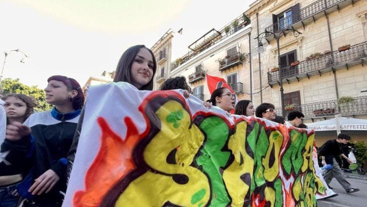 Tornano in strada a Palermo i ragazzi di Fridays For Future: “Siamo natura che si ribella”