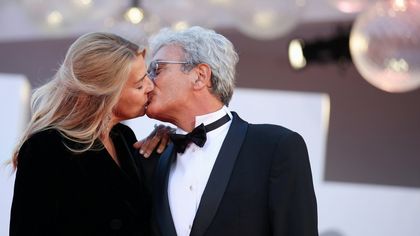Venezia 78, baci e medaglie sul red carpet per il film di Mario Martone