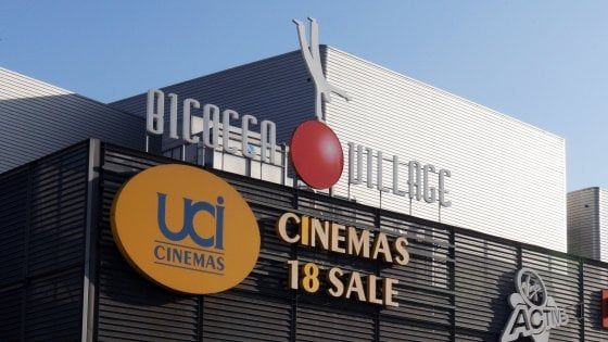 Milano, precipita nel vuoto al Bicocca Village durante la serata con gli amici