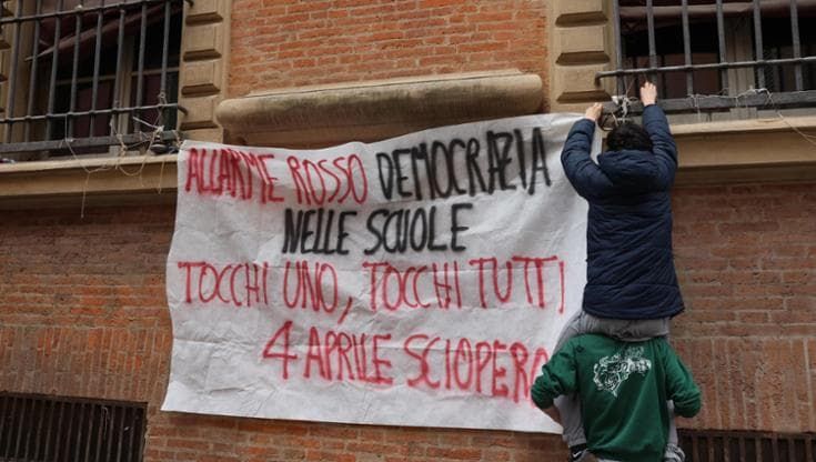 Minghetti, confermate le sanzioni solo a due occupanti. Scontro in Consiglio di istituto