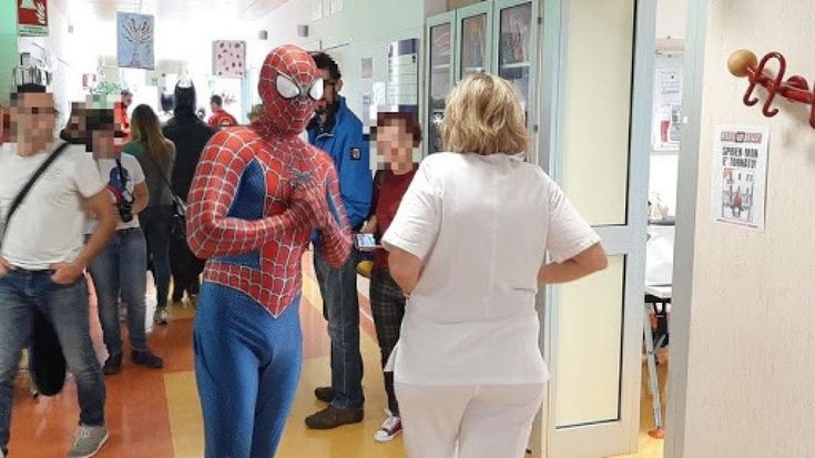 Nominato Cavaliere della Repubblica, lo spider man di Savona che fa compagnia ai bambini malati