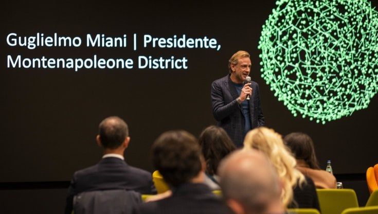 Fashion & Luxury: boom del digital, ma i negozi fisici si confermano strategici per i clienti