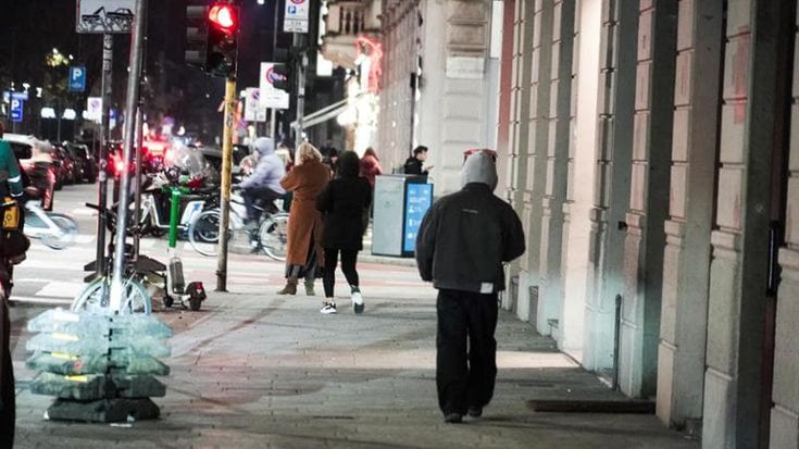 Venti minuti in balia del branco: quindicenne spogliato e rapinato nel centro di Milano
