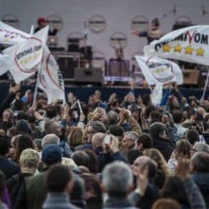 M5S, domani il voto su Rousseau per decidere se correre in Calabria e in Emilia Romagna