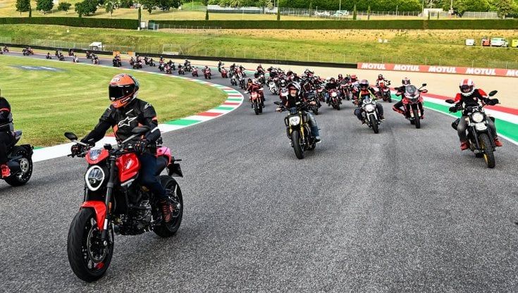 MotoGp, al Mugello torna il pubblico: omaggio a Rossi, la guida al Gp